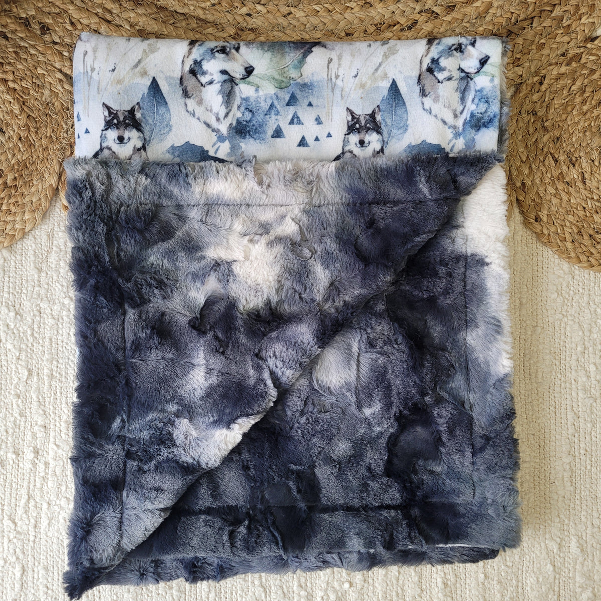 Simple comforter ready to go | Lone Wolf [Minky/Faux Fur]