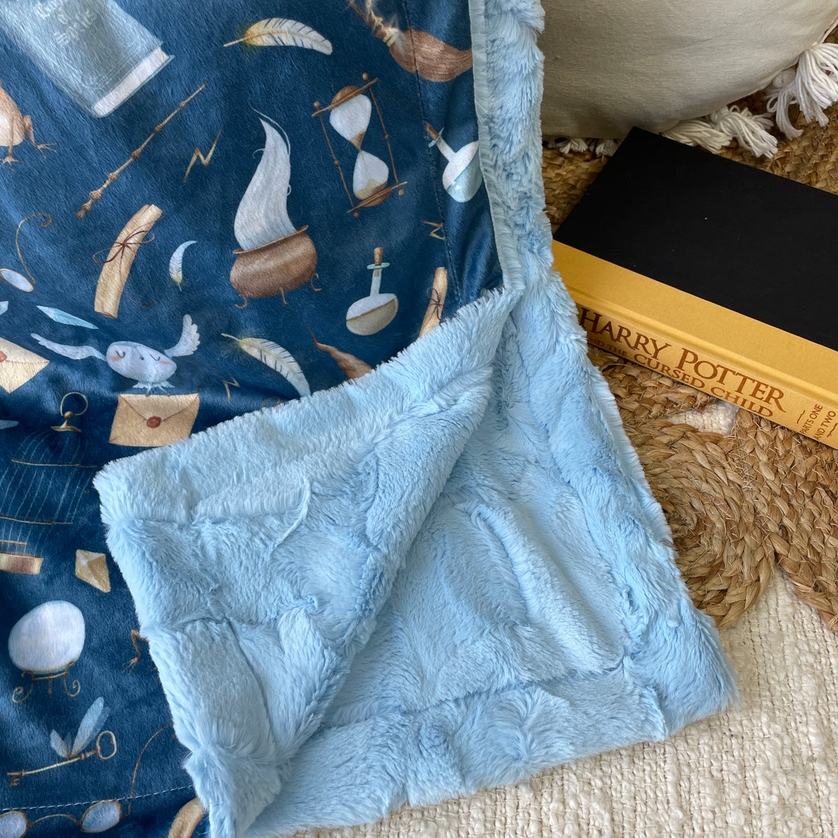 Simple comforter ready to go | Wizarding University [Minky/Faux Fur] 