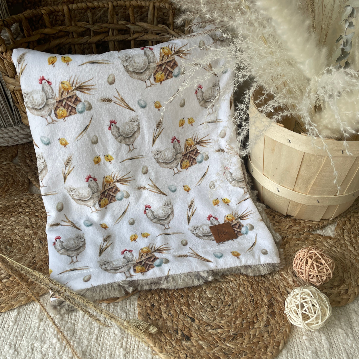 Simple comforter ready to go | A hen and her eggs [Minky/Faux Fur]