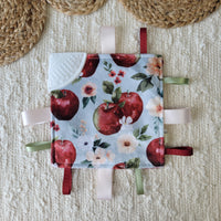 Crunchy comforter with teething corner | Queen pippin apple